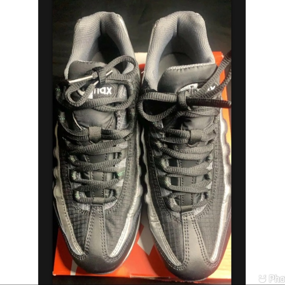 Air Max - Picture 2 of 3